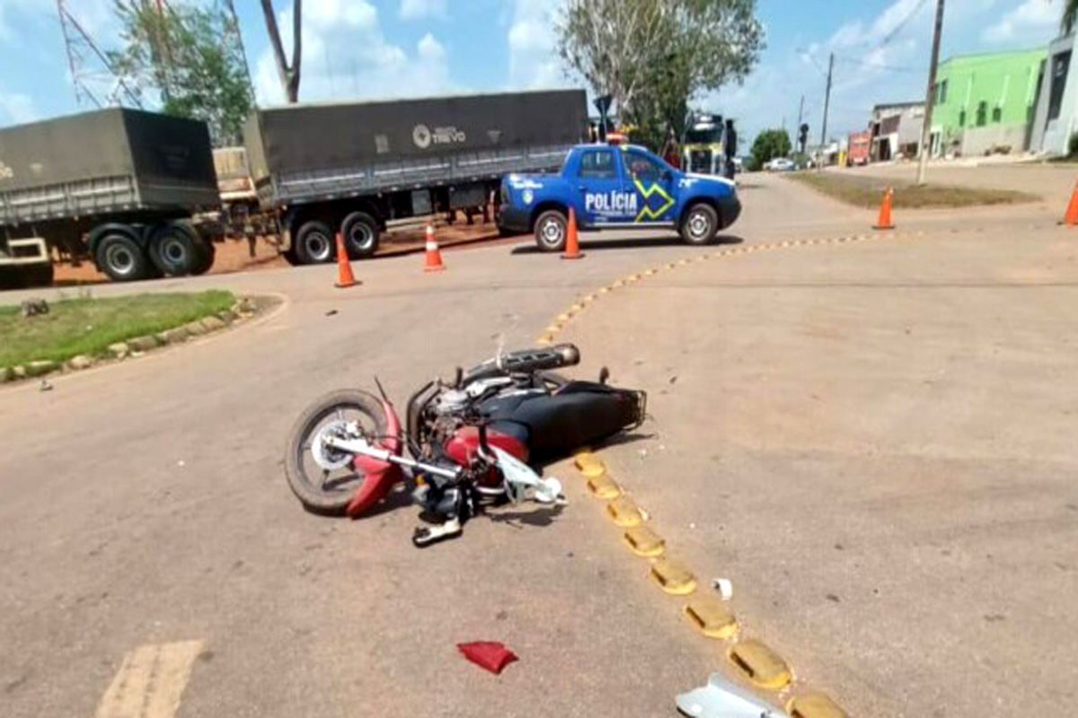 Colisão entre carro e moto deixa mulher ferida em Rolim de Moura
