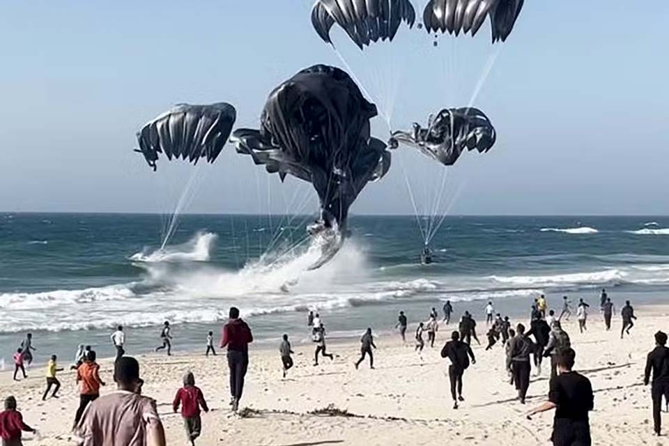Na Faixa de Gaza, 12 pessoas morrem afogadas no mar ao tentar pegar itens lançados por avião
