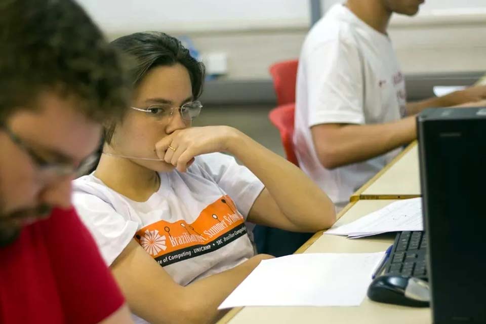 Única mulher brasileira que já participou da Olimpíada Internacional de Informática é aprovada no MIT aos 17 anos