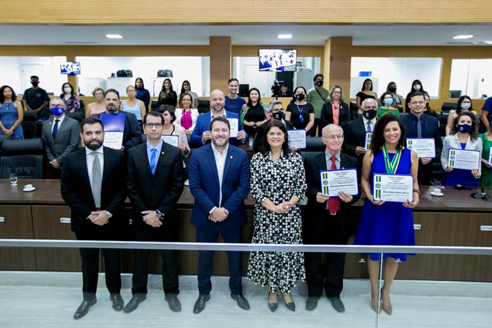 Sessão Solene da Assembleia Legislativa de Rondônia homenageia os 40 anos da Unir; honraria foi proposição da deputada Cássia 