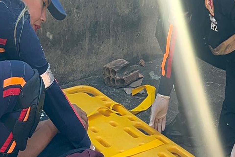 Homem é espancado e esfaqueado após ser sequestrado na zona leste