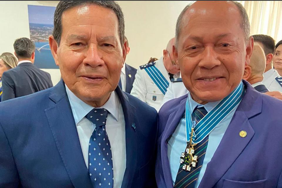 Deputado Coronel Chrisóstomo é homenageado com a medalha da Ordem do Mérito Aeronáutico, maior comenda da Força Aérea 