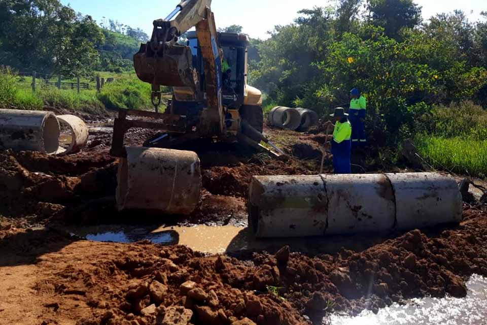 Prefeitura de Jaru realiza manutenção de bueiros em três trechos da Linha 619