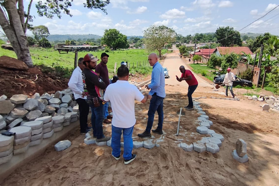 Deputado Ezequiel Neiva vistoria obras de bloqueteamento em Governador Jorge Teixeira