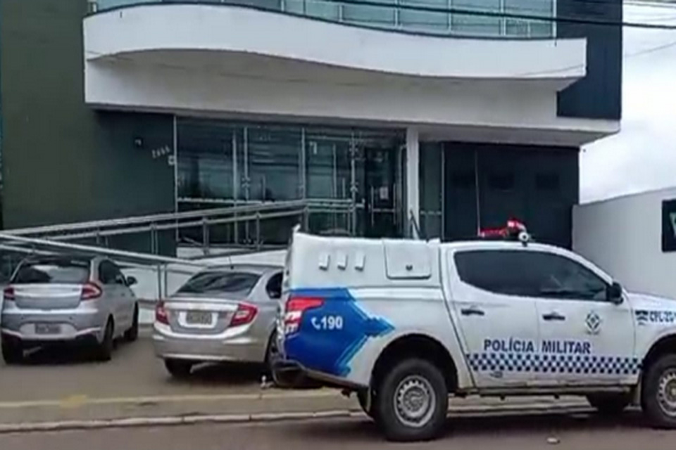 Criminosos rendem vítimas e roubam 70 mil reais do Banco Sicoob