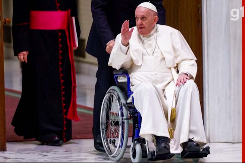 Papa aparece em cadeira de rodas pela 1ª vez após inflamação em joelho