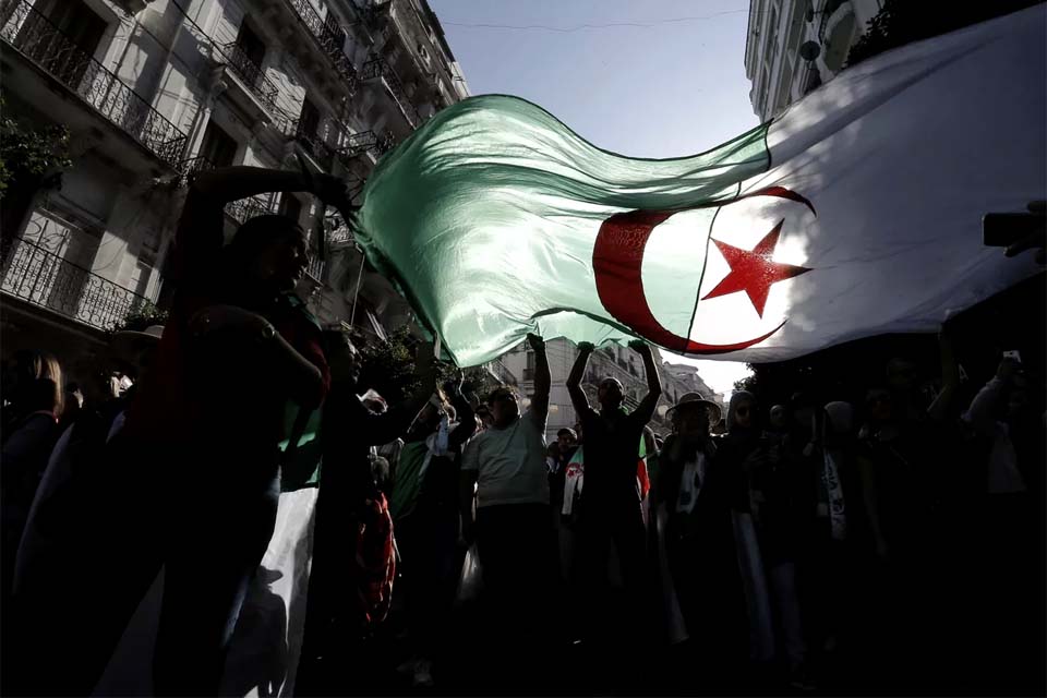  Multidão toma as ruas da Argélia para exigir 'uma nova independência'