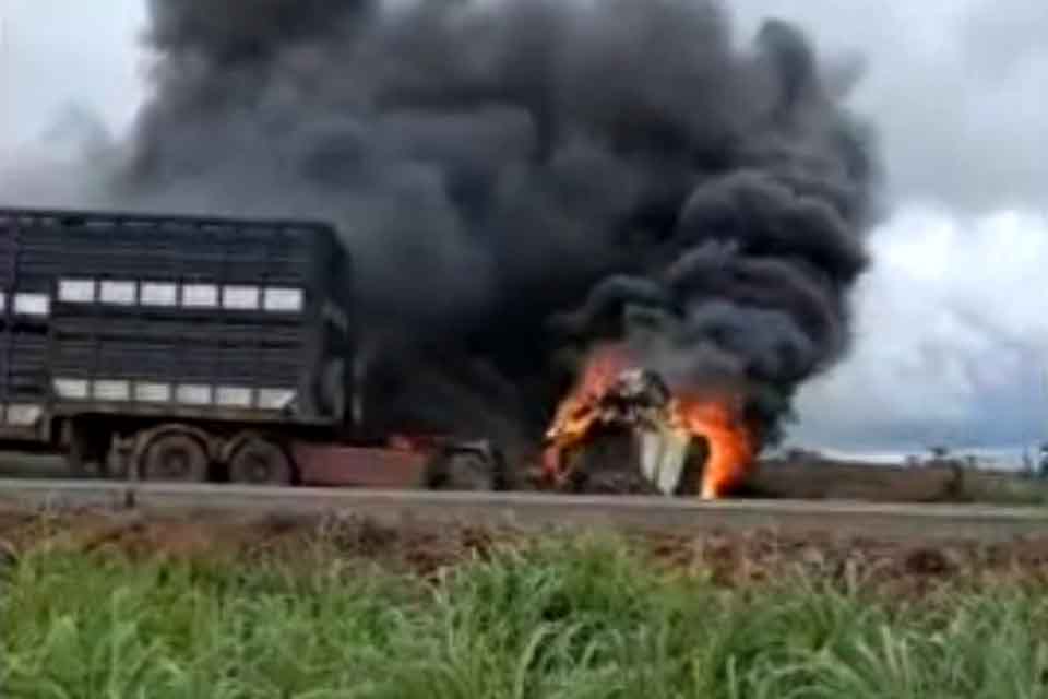 Caminhão pega fogo após colisão na BR-364 em Pimenta Bueno