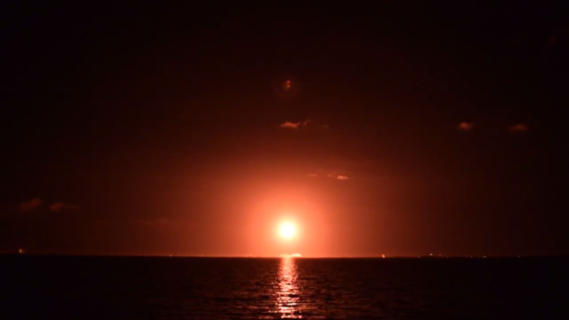 Primeiro lançamento espacial do ano ilumina céu na Florida