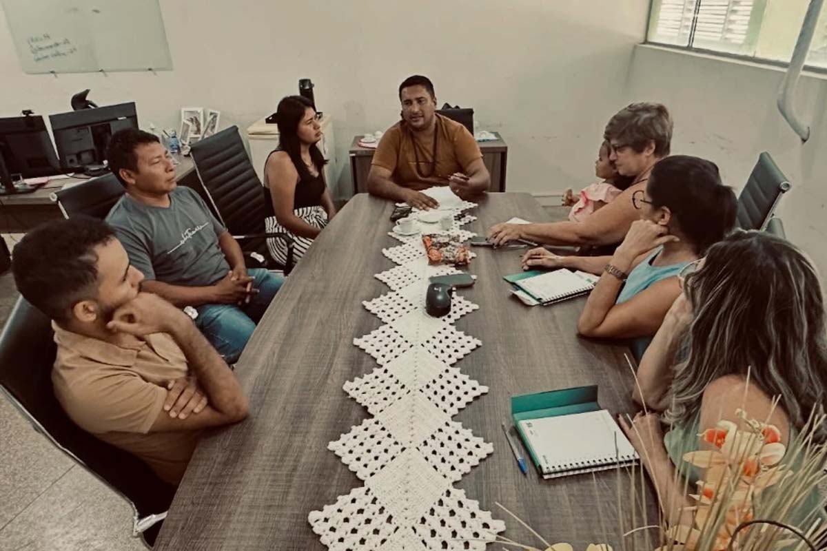 Reunião de alinhamento com a Associação APAKUU MAAJH fortalece ações sociais no município