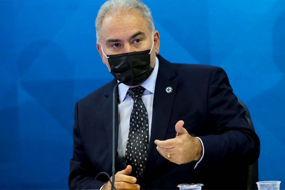Ministro diz que efeitos adversos não podem interromper vacinação