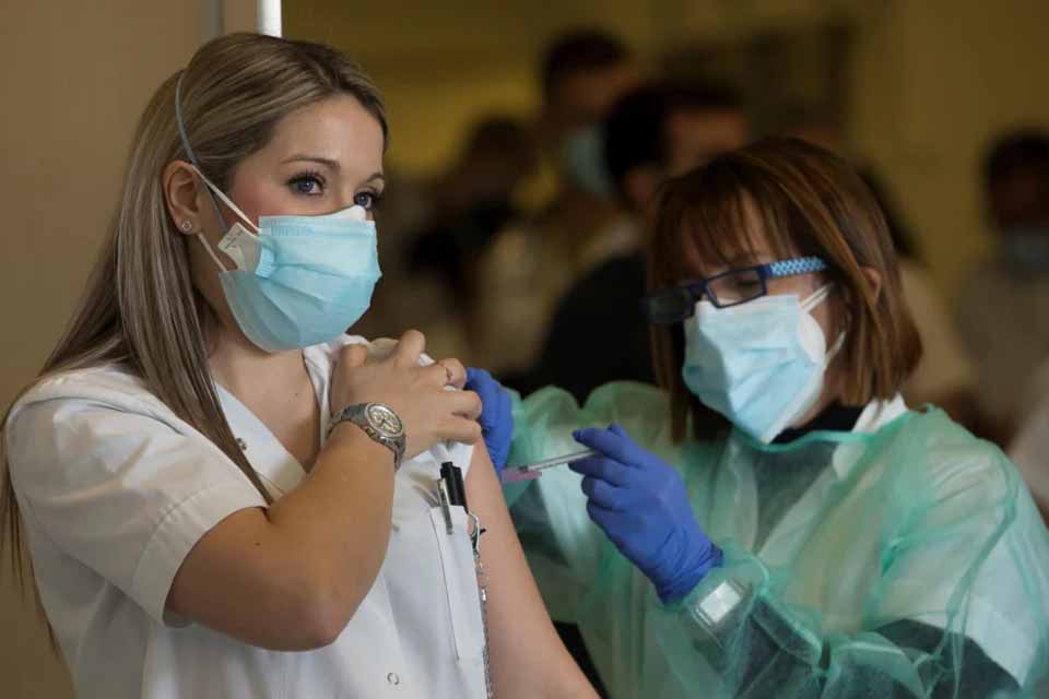 No mundo, quase 320 milhões já foram vacinados contra o Coronavírus