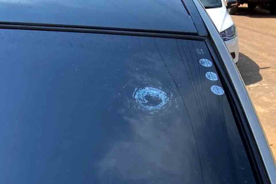 Comerciante tem carro alvejado com tiro em Ouro Preto do Oeste