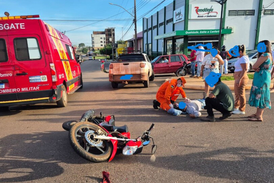 Motociclista é socorrido após colisão com carro no centro da cidade