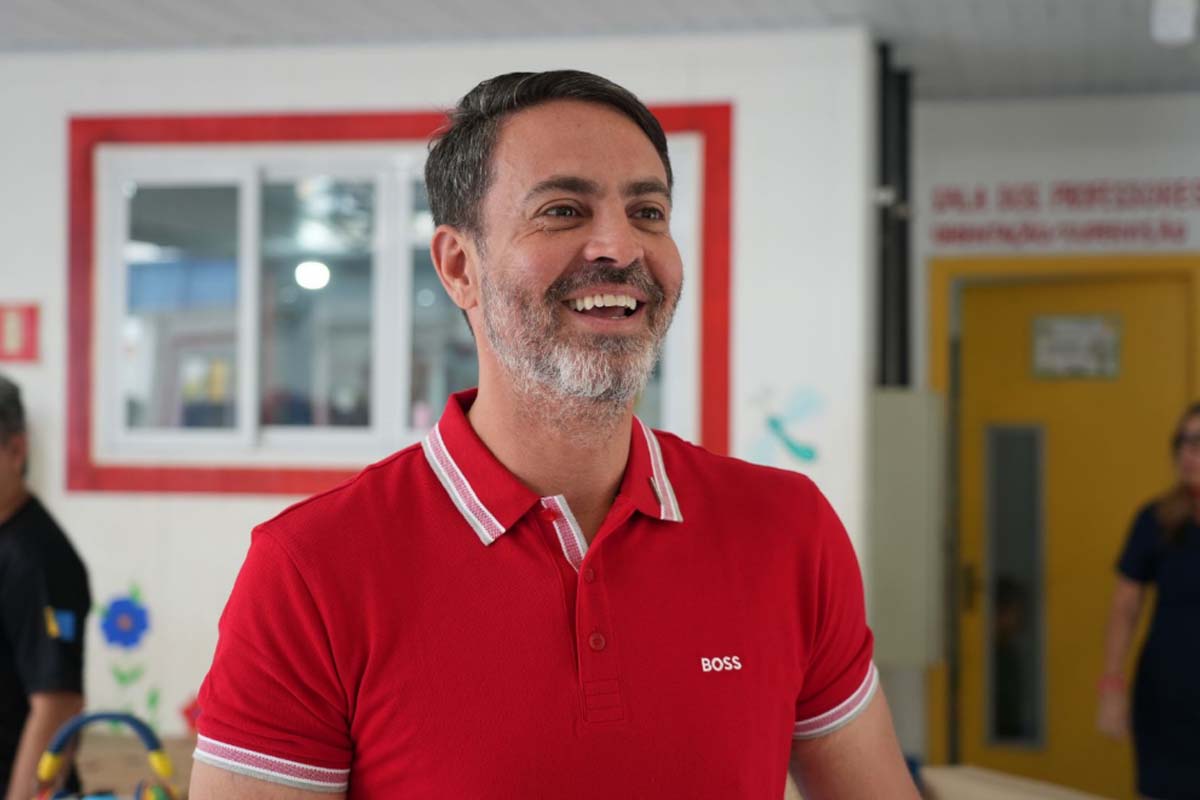 Kits inclusivos são entregues a estudantes da rede municipal; distribuição será feita seguindo programação em várias escolas de Porto Velho 