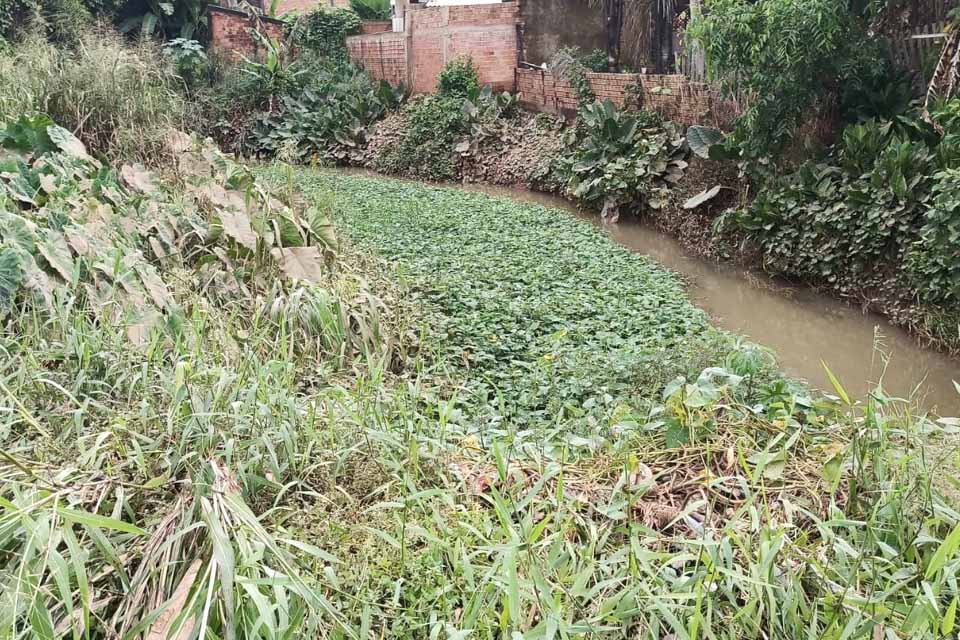 Moradores do Bairro JK Solicitam limpeza de canal ao Vereador Everaldo Fogaça para prevenir alagações