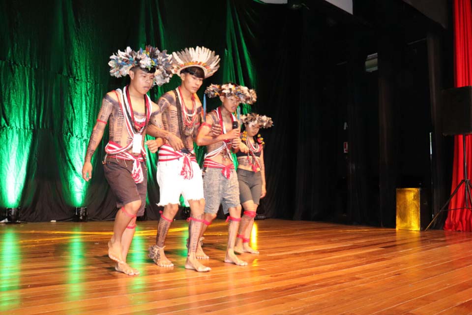Apresentações no Teatro Guaporé marcam encerramento da mostra estudantil de arte e cultura indígena
