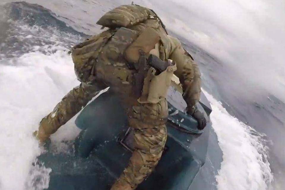 VÍDEO - Guarda Costeira americana intercepta submarino com 18 toneladas de cocaína