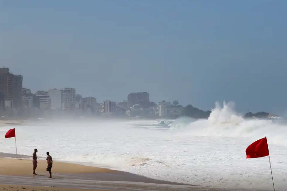 Rio terá dia de temperatura em declínio com chuva e mar de ressaca