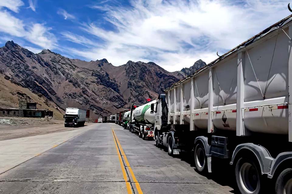 Testes de Covid causam fila de quase 2 mil caminhões na fronteira da Argentina com o Chile