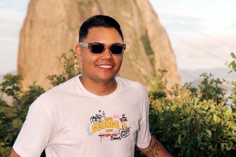 Felipe Araújo realiza pocket show com fãs no Parque Bondinho Pão de Açúcar