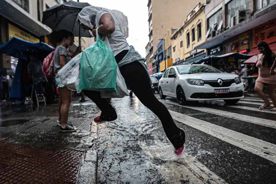 Capital paulista entra em estado de atenção com chuva e alagamento