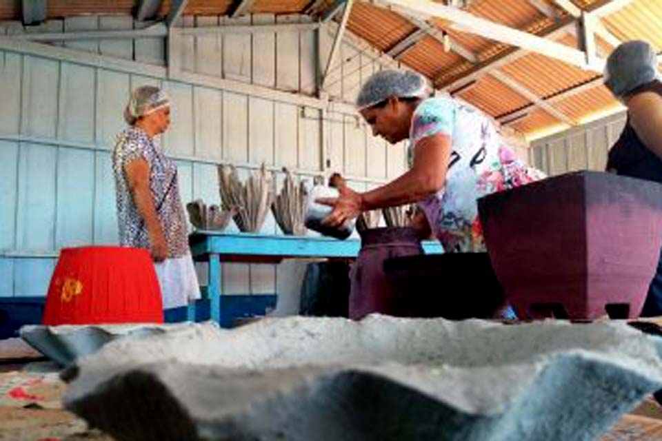 Fabricação de vasos amplia ganho de produtoras rurais; curso foi ministrado pela Emater na linha Gazoli