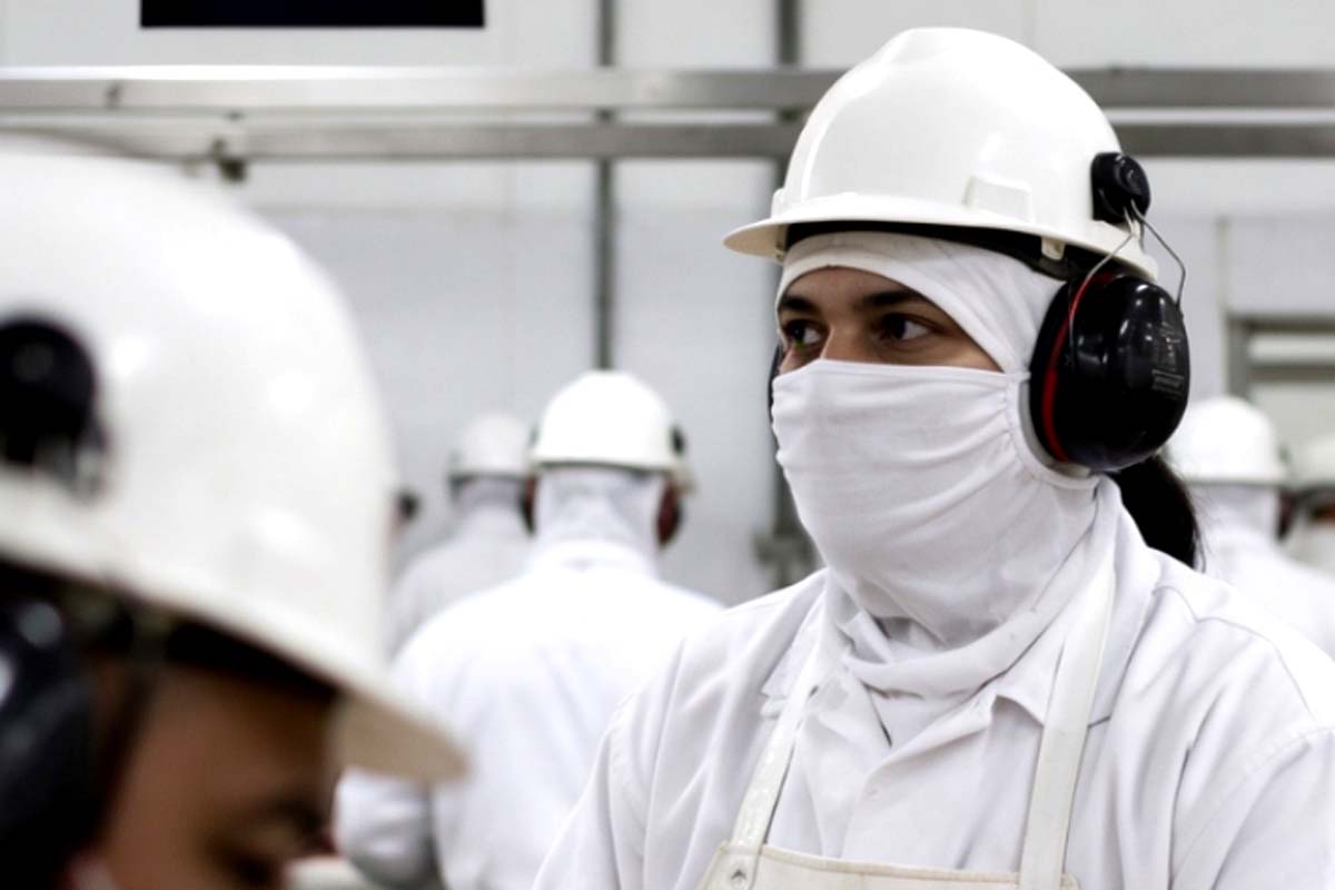 Decisão do TRT-14 reconhece discriminação em demissão de trabalhadora após mobilização coletiva em frigorífico para redução da jornada de trabalho