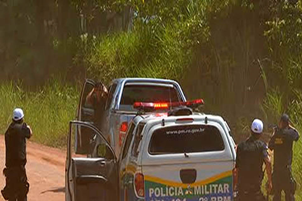 PM recupera caminhonete e moto roubadas após troca de tiros