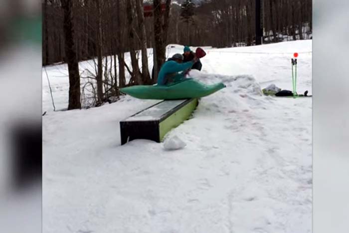 Canoísta se diverte ao fazer manobra na neve 