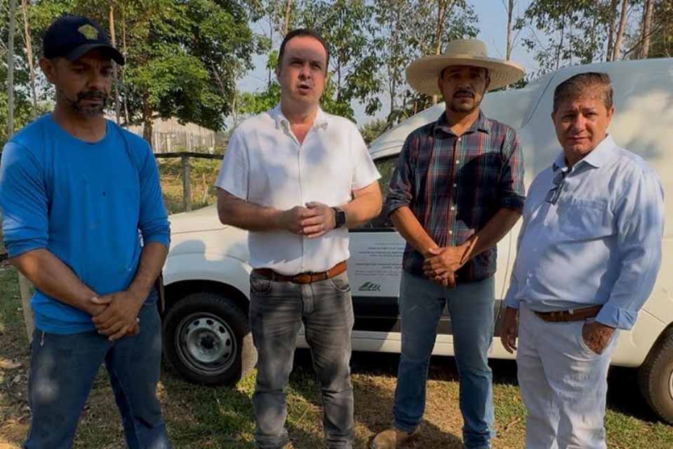 Dr. Luís do Hospital entrega furgão para fortalecer associação rural em Theobroma