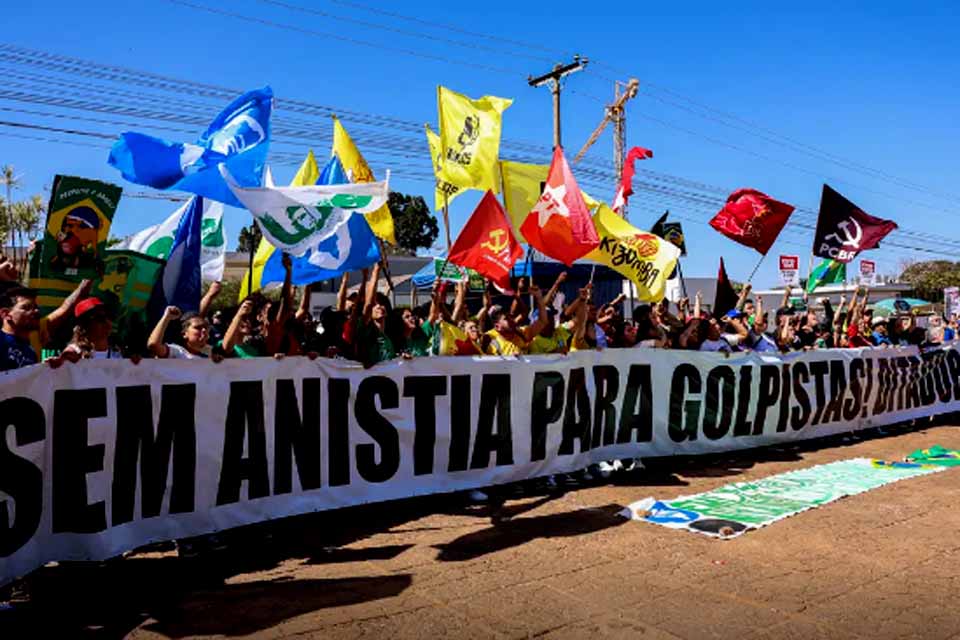 Em ato pró-soberania, manifestantes queimam bandeira e boneco de Trump
