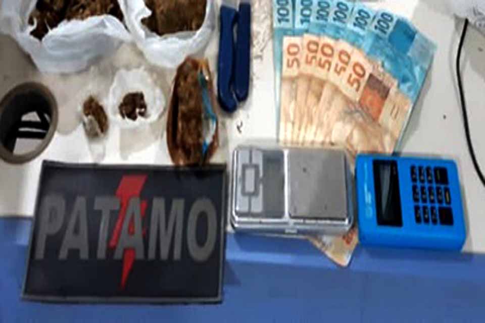 Batalhão de Choque flagra jovem e garota com porções de Skunk