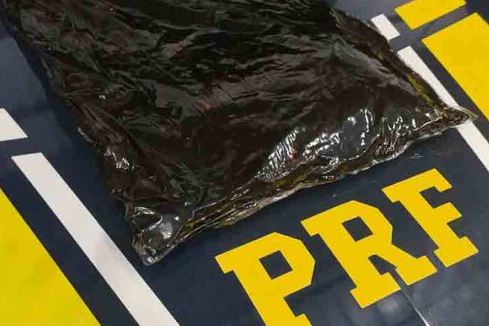 PRF apreende 2,5 kg de cocaína preta, em Ji-Paraná