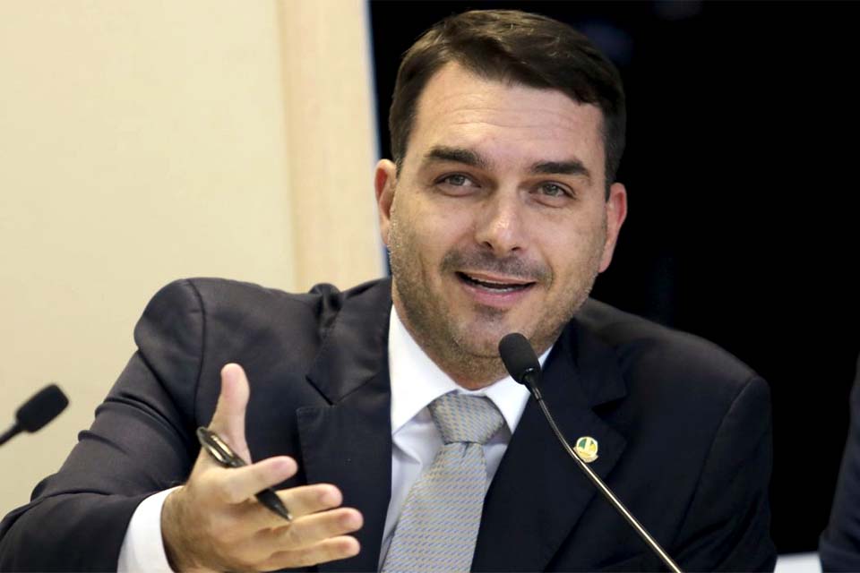 Senador Flávio Bolsonaro testa positivo para covid-19