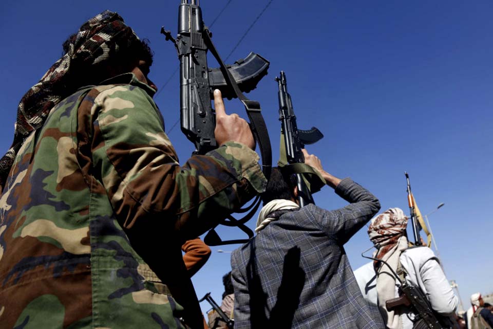 Hutis ameaçam alargar ataques a navios que naveguem no Mediterrâneo