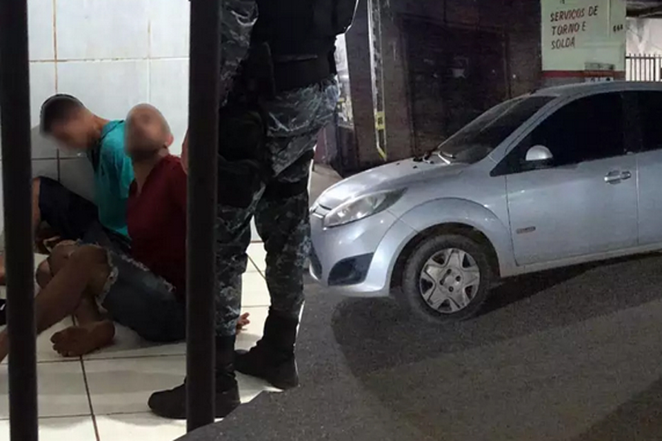 Dupla armada roubam carro e celulares no bairro Igarapé na zona leste