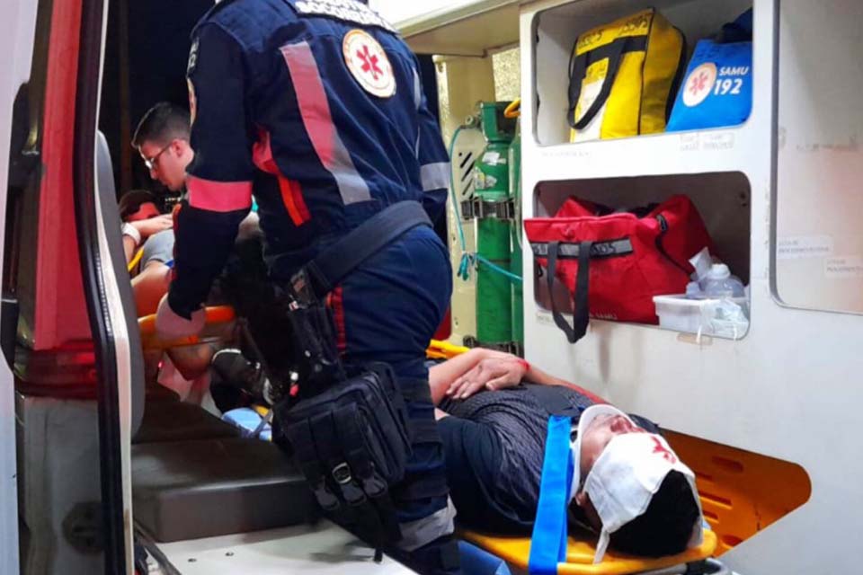 Travesti tenta cruzar BR-364 e causa acidente com casal em moto