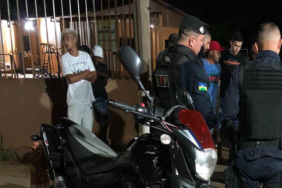 Motociclista é executado com vários tiros na frente de condomínio