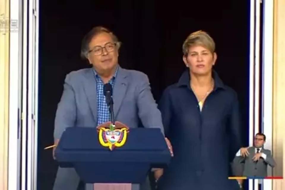 Presidente da Colômbia demite ministros e fala em 'revolução'