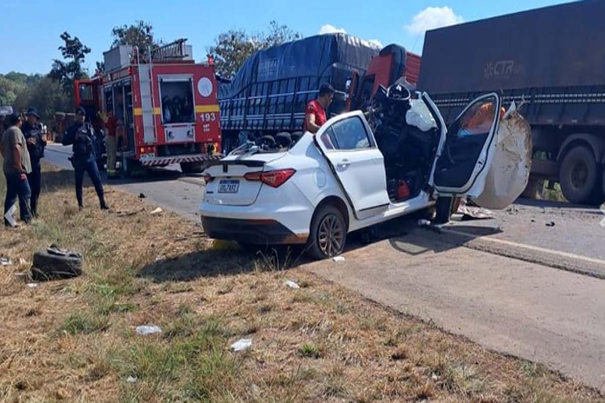 Colisão entre carro e carreta deixa um morto e três gravemente feridos na BR-364