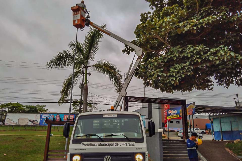 Praça da Bíblia passa por trabalho de manutenção e limpeza