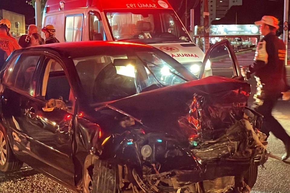 Idoso morre após violenta colisão entre carros em cruzamento com semáforos