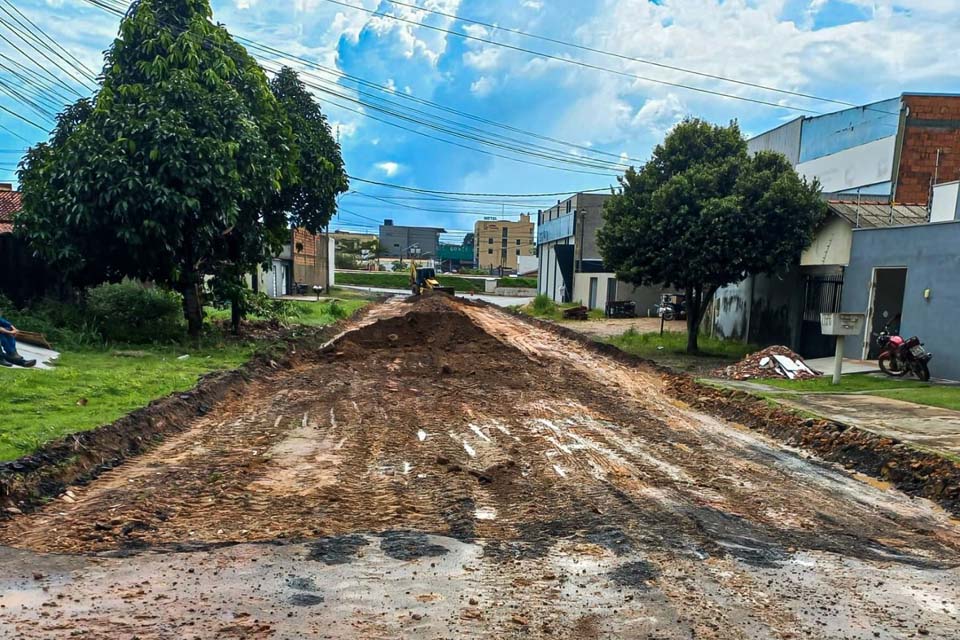 Trecho da rua Hermínio Victorelli é preparado para pavimentação