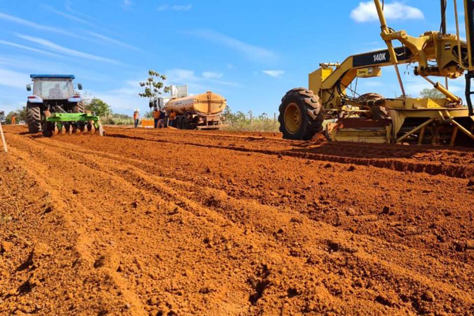 DER intensifica serviços de melhorias na pavimentação asfáltica da RO-010, entre o município e Migrantinópolis
