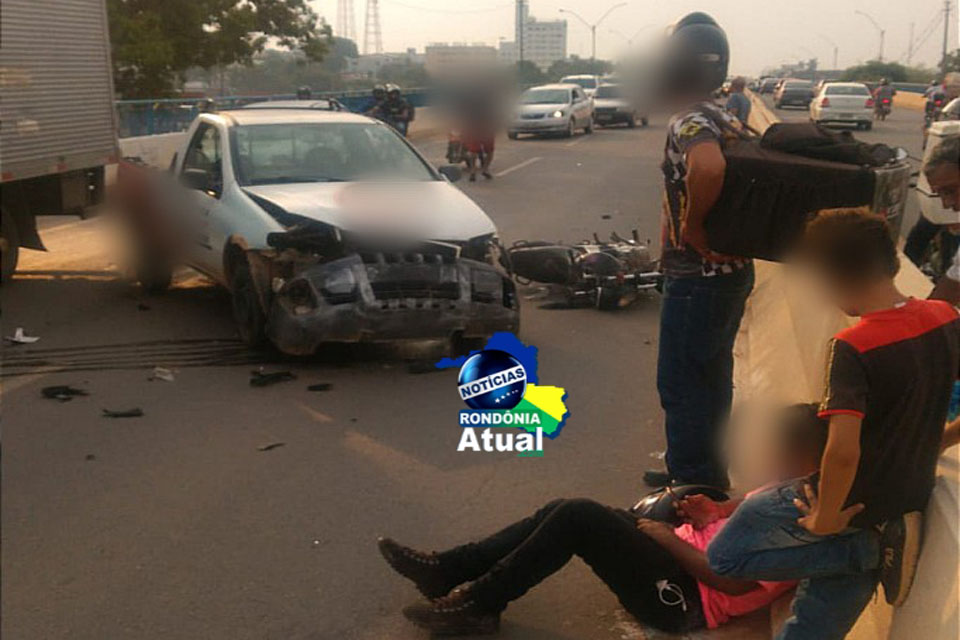 Acidente envolvendo carro e moto na ponte deixa uma pessoa ferida