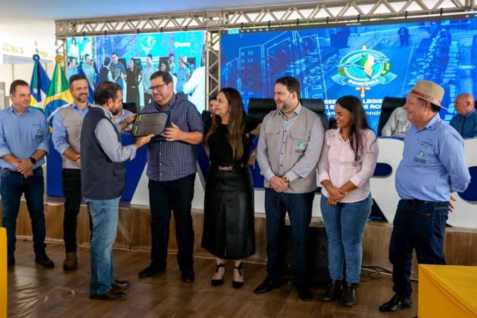 Deputado Laerte Gomes entrega homenagens a personalidades durante a 6ª Agroshow em Machadinho do Oeste