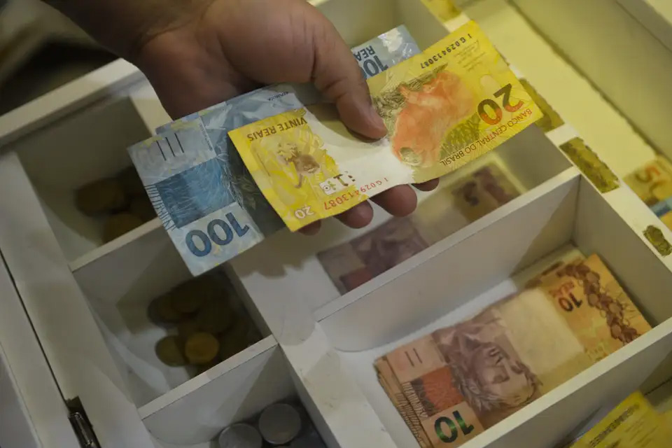 Salário mínimo de R$ 1.412 entra em vigor nesta segunda-feira (01)