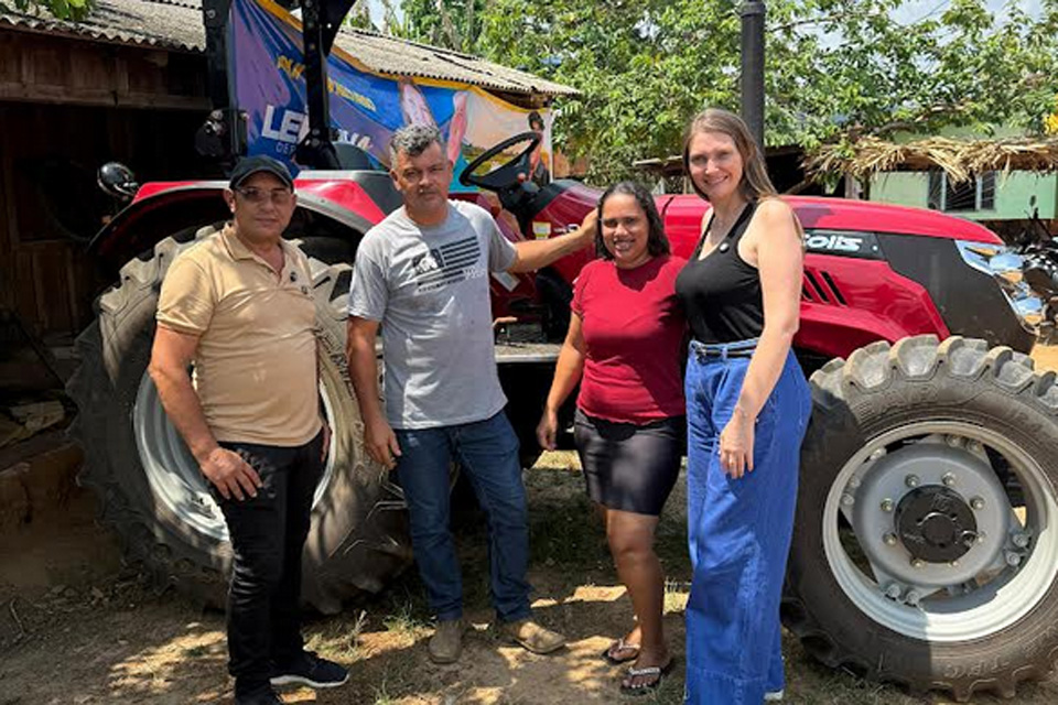 Deputada Lebrinha entrega trator para associação de agricultores em Monte Negro