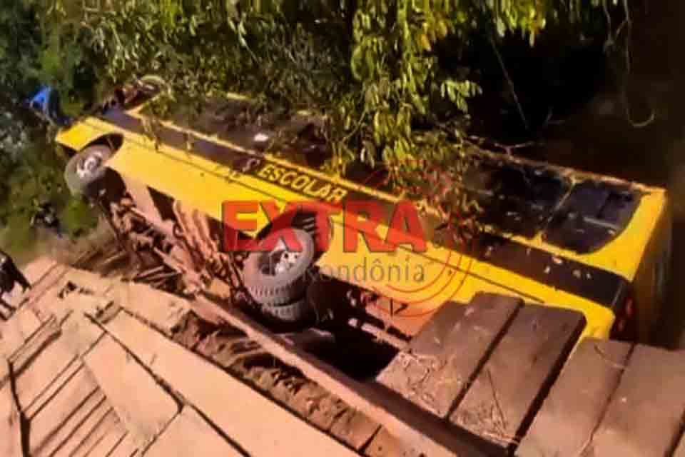 Ônibus escolar tomba dentro rio na área rural de São Felipe do Oeste
